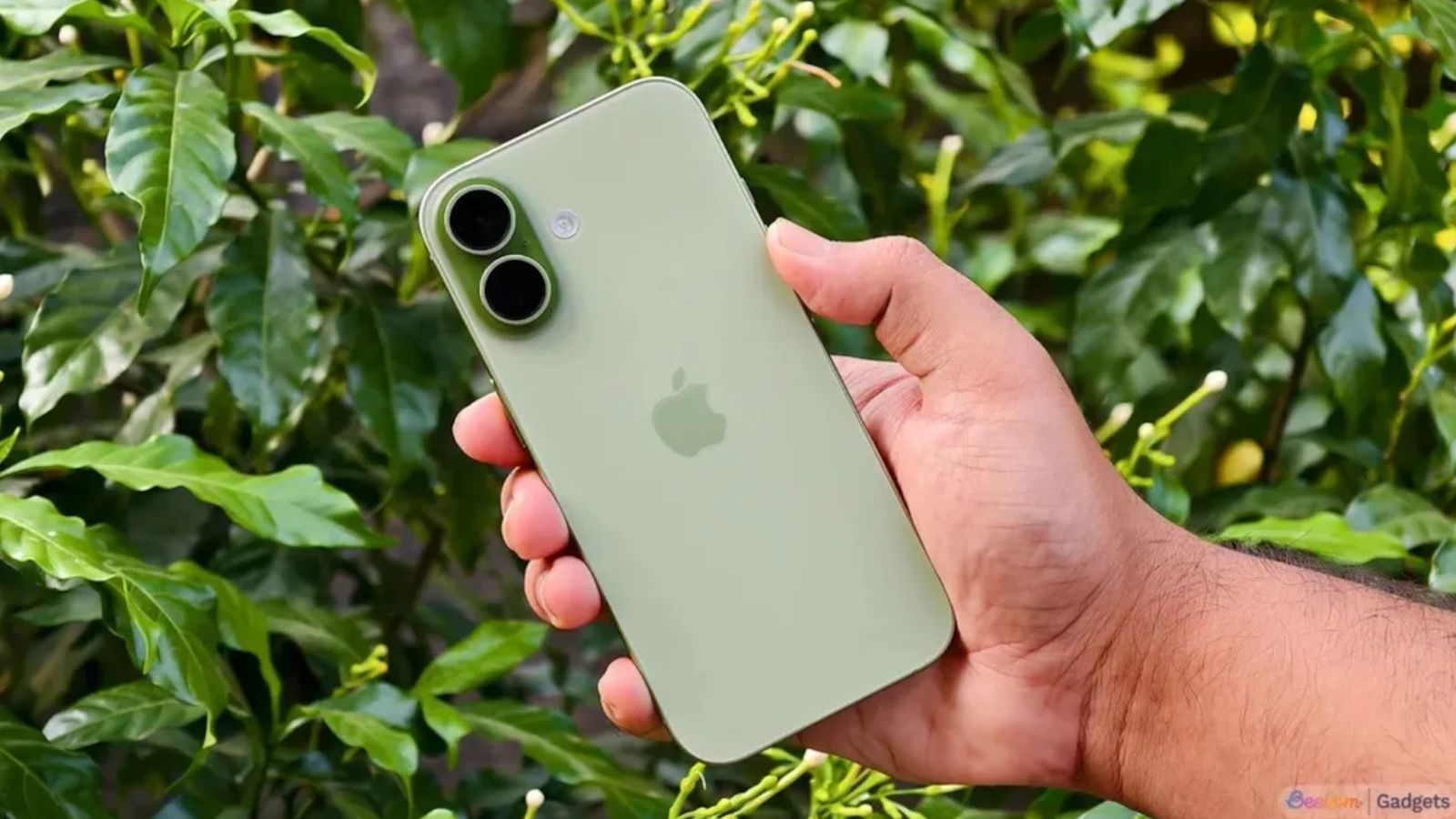 iPhone 20 Renders Show Bezel-Less Design and New Camera Bar thumbnail iPhone 20 Renders Show Bezel-Less Design and New Camera Bar thumbnail