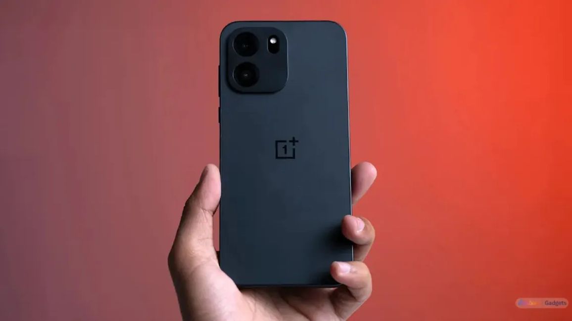 OnePlus Nord CE 6 Pitch Black back design showcased while in hand