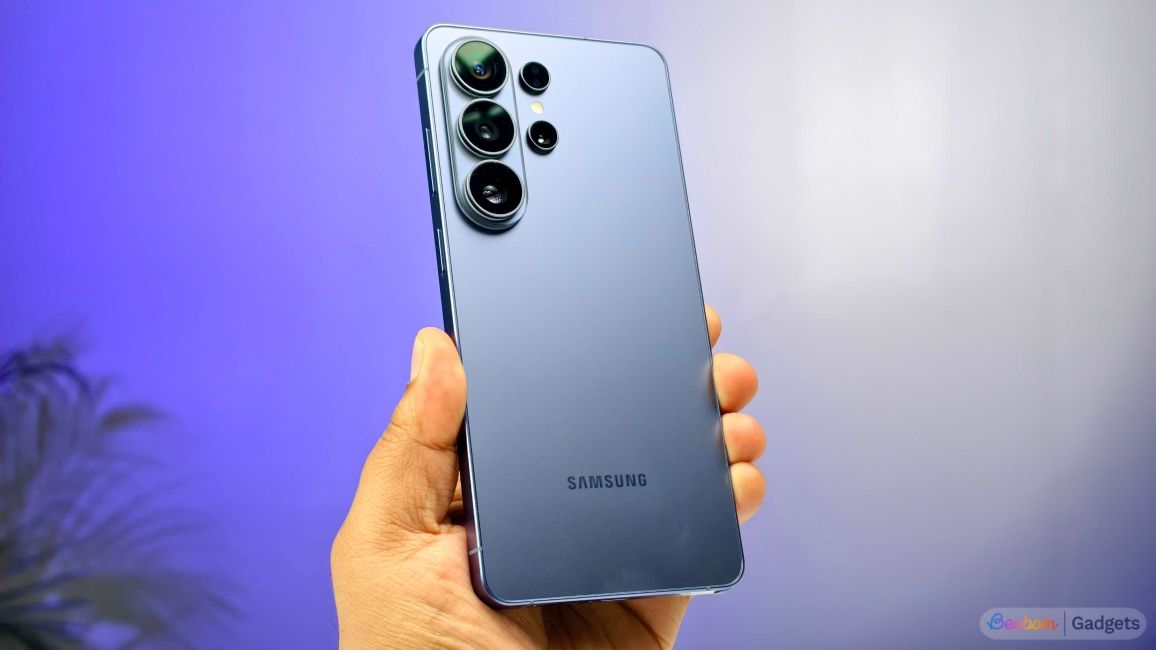shot of a hand holding the Samsung Galaxy S26 Ultra showing the rear design shot of a hand holding the Samsung Galaxy S26 Ultra showing the rear design