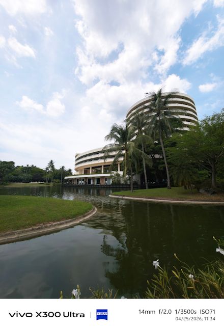 Vivo X300 Ultra 14mm building day shot