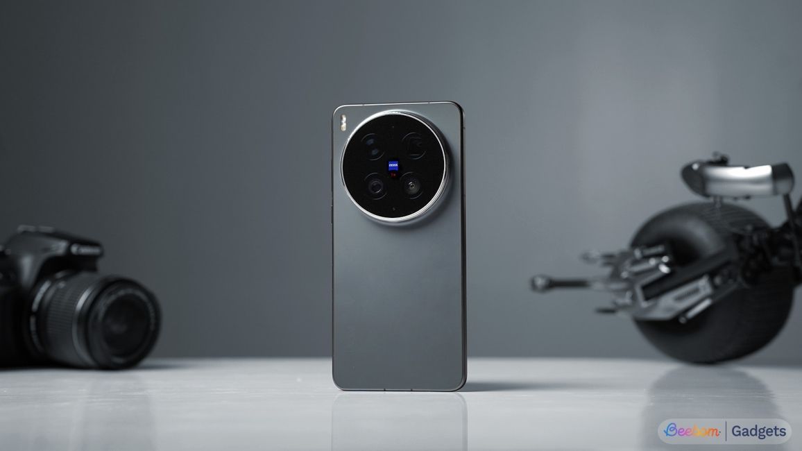 vivo x300 pro back side with DSLR in the background vivo x300 pro back side with DSLR in the background