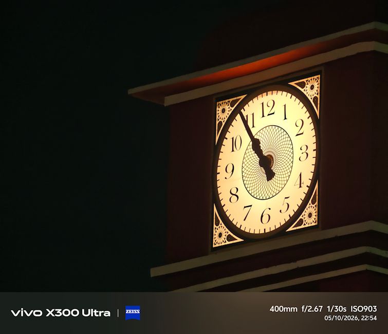 Vivo X300 Ultra clock show night