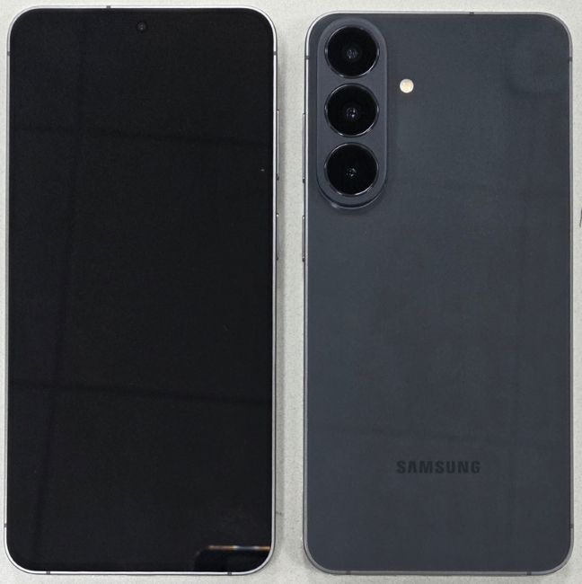 Samsung Galaxy S26 FE in black from the front and back Samsung Galaxy S26 FE in black from the front and back