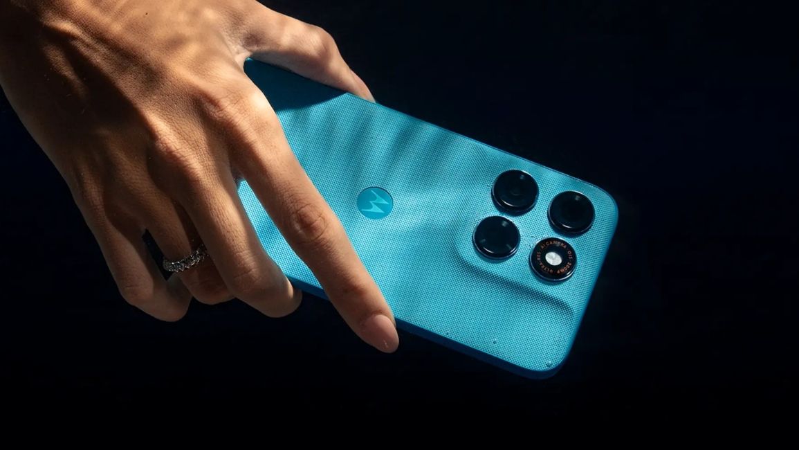 Moto G Max held in hand immersed under water Moto G Max held in hand immersed under water