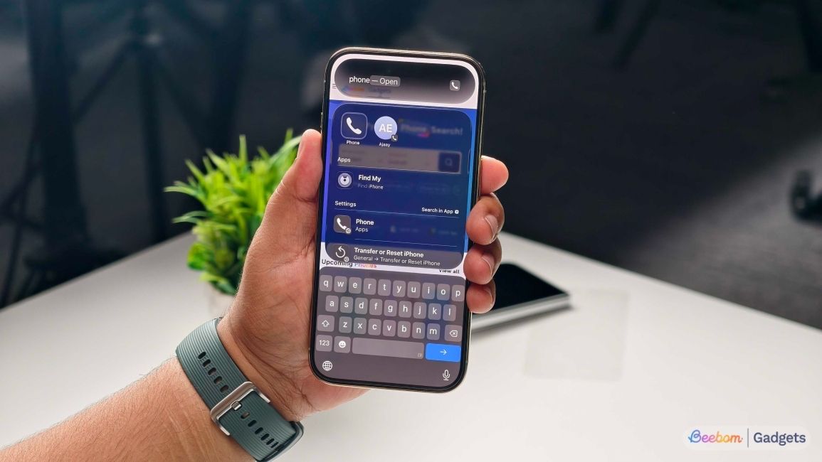 Opening a contact name in the Ask Siri app Opening a contact name in the Ask Siri app