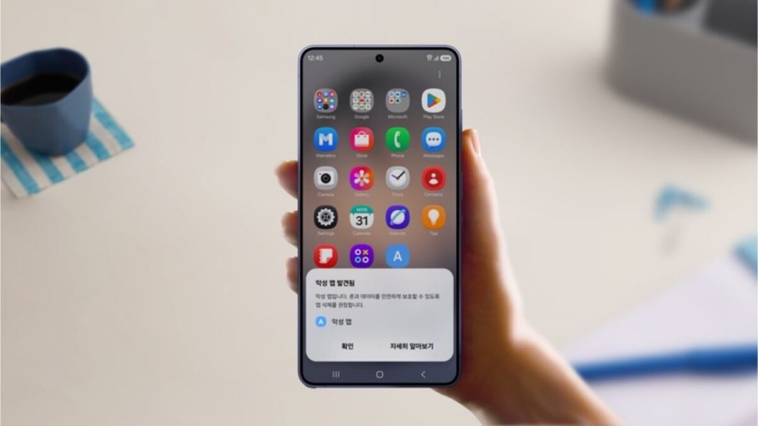 Samsung Phishing App Risk Alert feature showcase Samsung Phishing App Risk Alert feature showcase