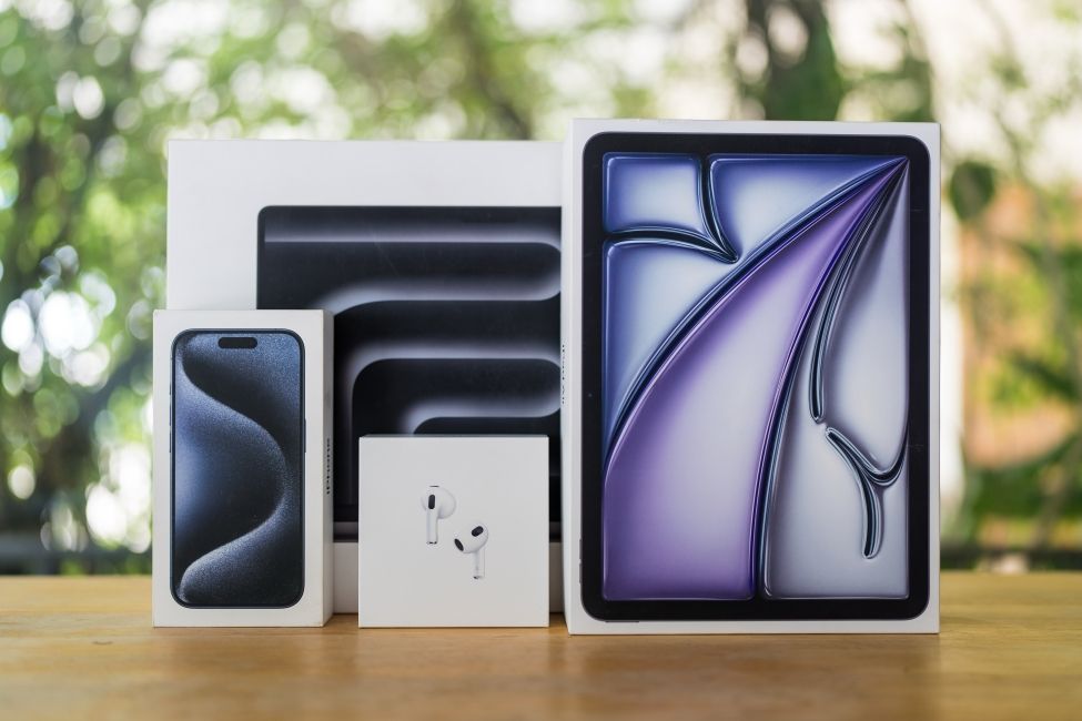 Showcase of multiple Apple devices on a table 