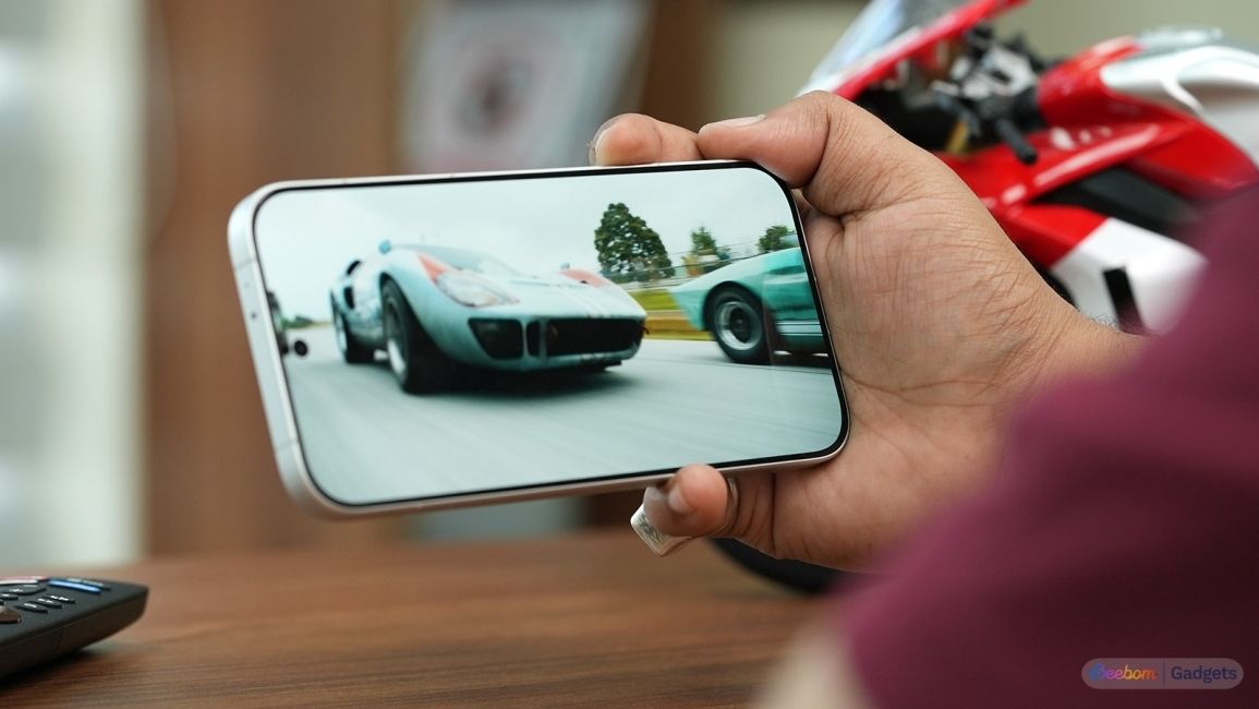 Watching movie on the Redmi Turbo 5 Display 