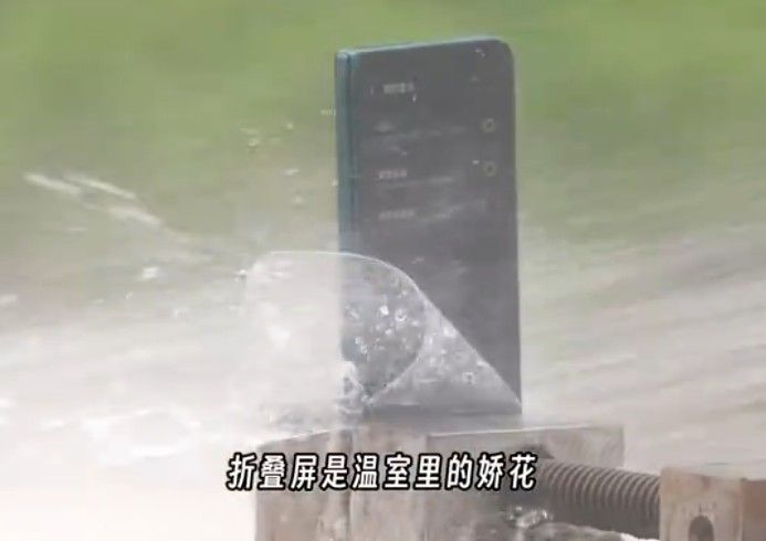 Vivo X Fold 6 under water jet