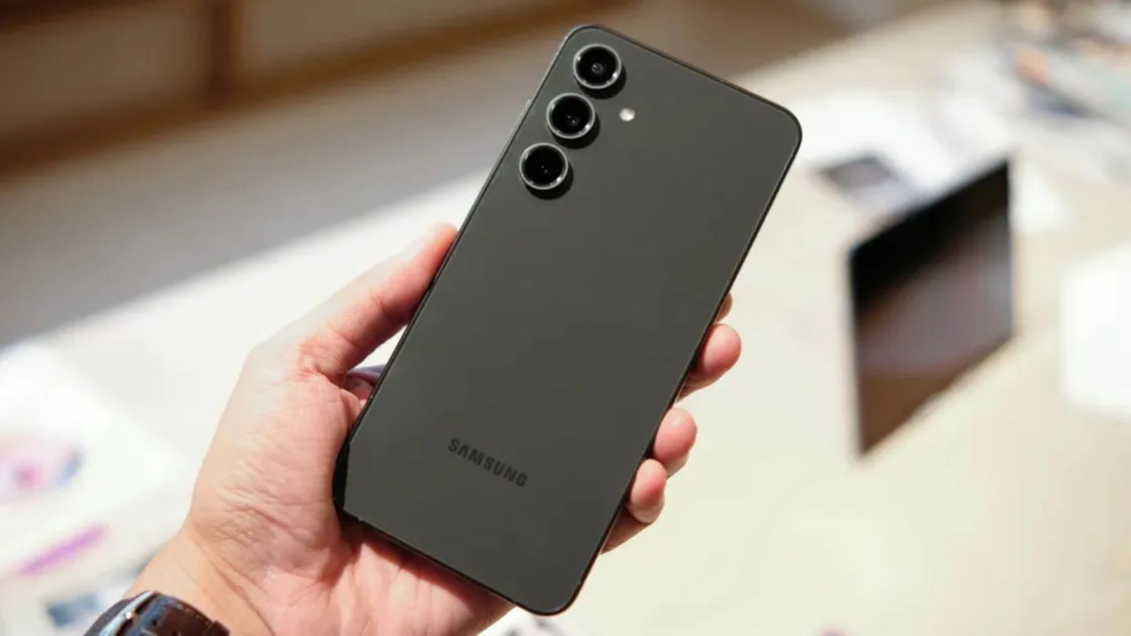 Samsung Galaxy S26 FE Design Surfaced with a Redesigned Camera Bump thumbnail