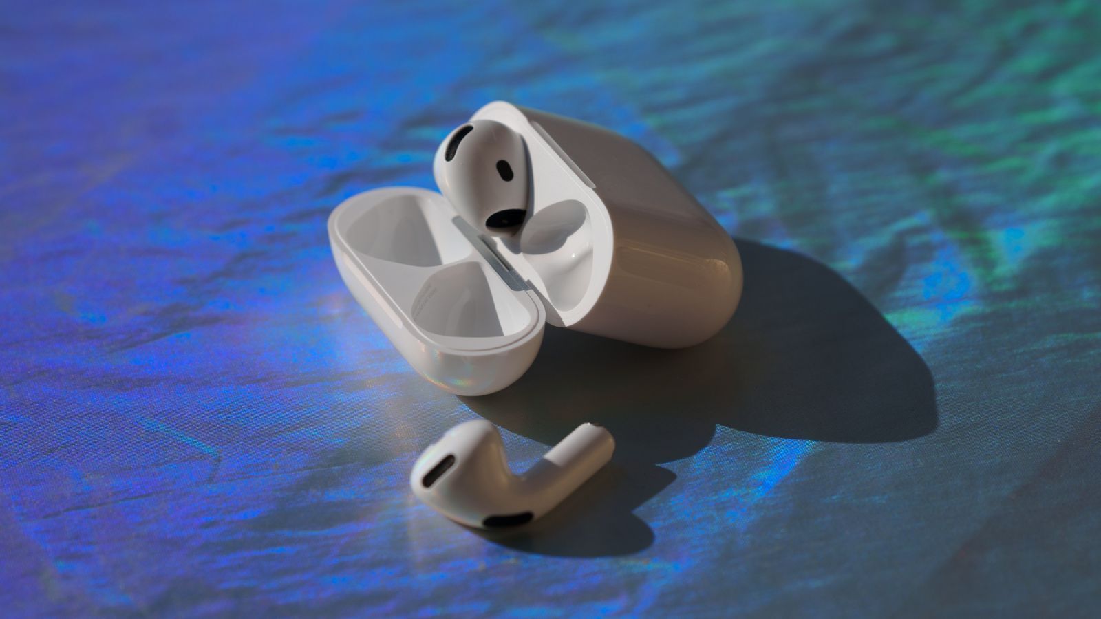 Apple Unlocks iOS 27 Features in AirPods with New Beta Update thumbnail