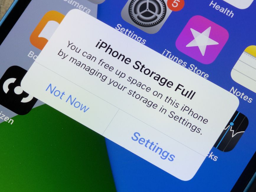 iPhone storage full pop up message iPhone storage full pop up message