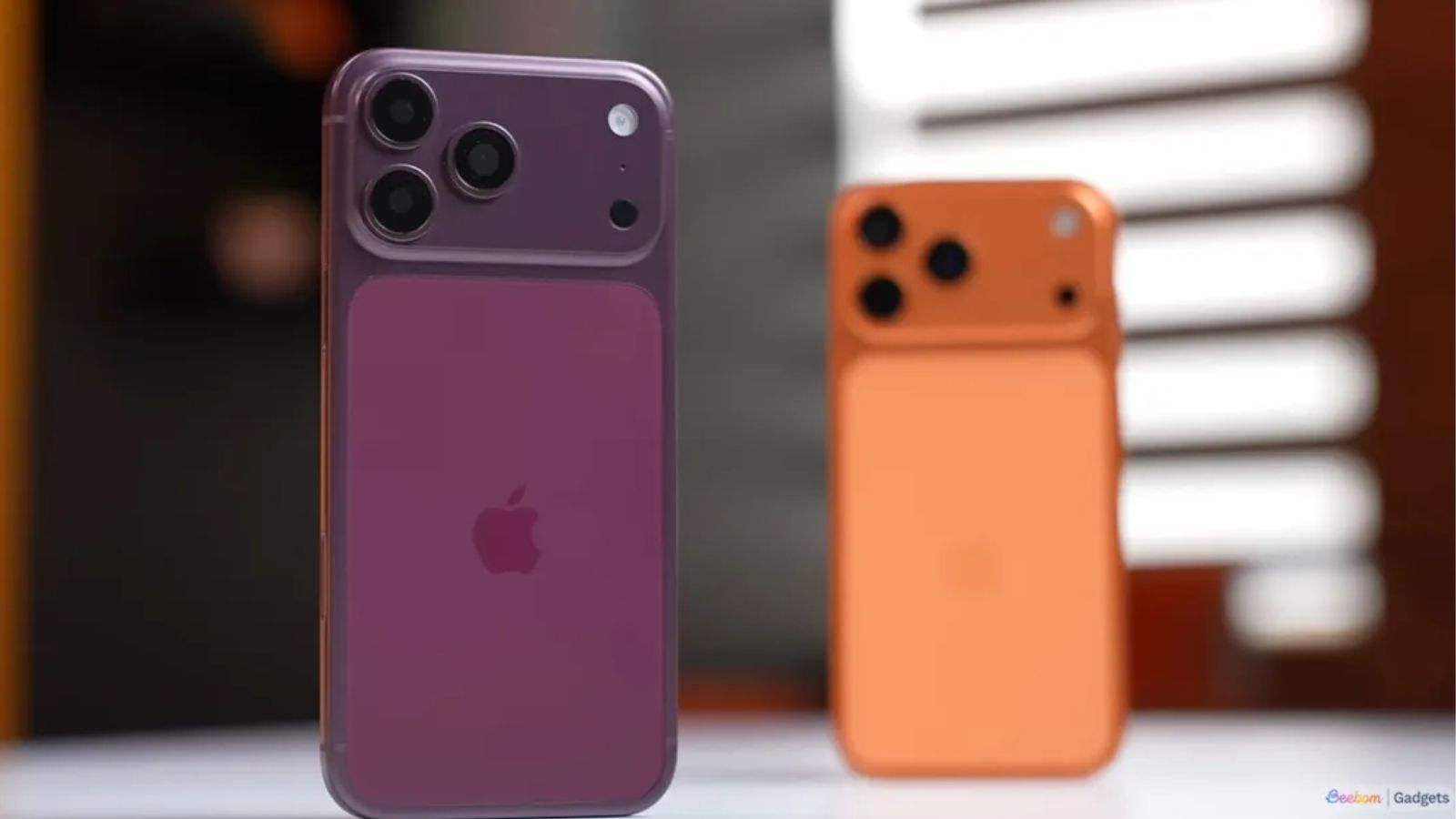 iPhone 18 Pro in front of the iPhone 17 Pro iPhone 18 Pro in front of the iPhone 17 Pro