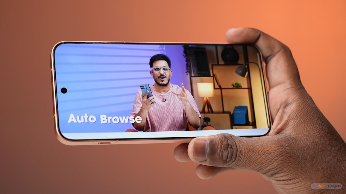 Oppo Find X9s display showcased