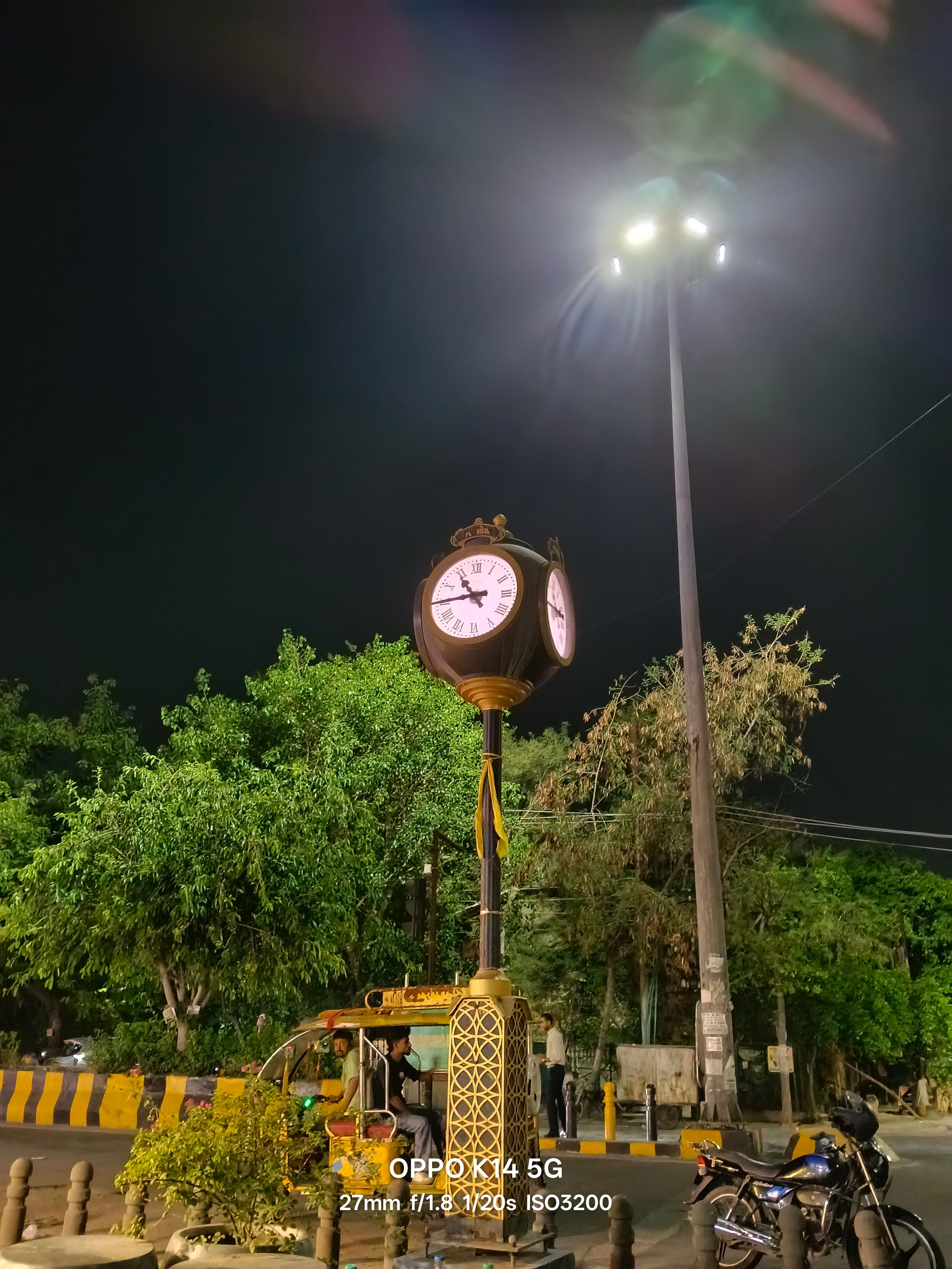 Oppo K14 5G 27mm clock night shot Oppo K14 5G 27mm clock night shot