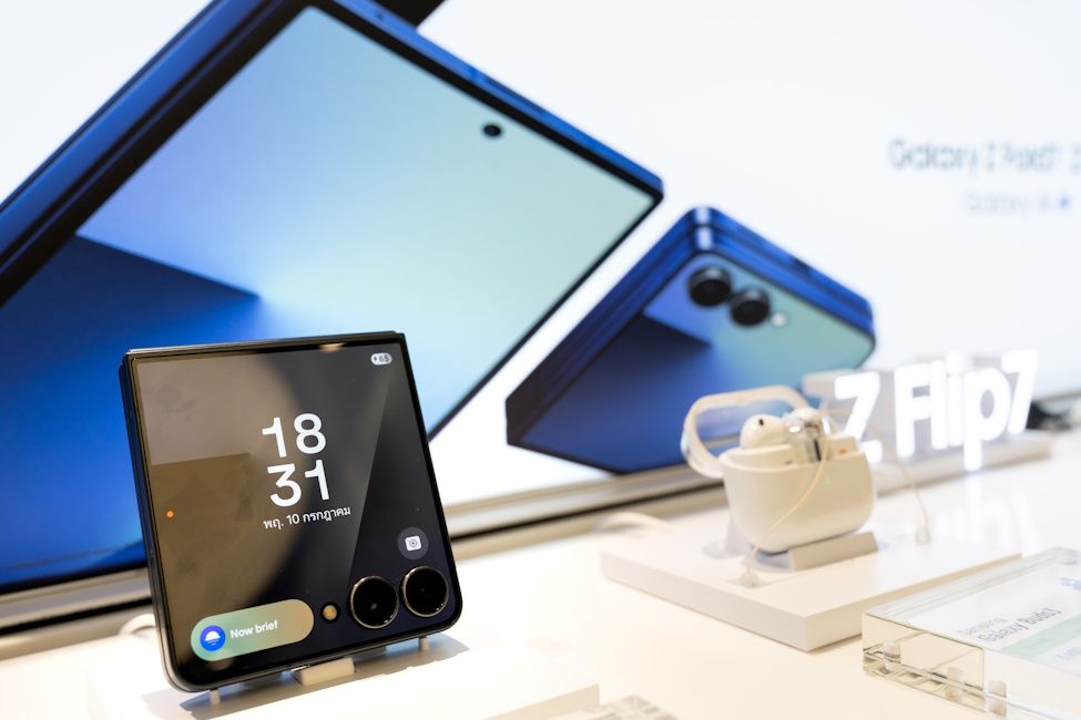 Galaxy Z Fold 7 and Galaxy Z Flip 7 images at the background giving a clear idea of their design side by side Galaxy Z Fold 7 and Galaxy Z Flip 7 images at the background giving a clear idea of their design side by side