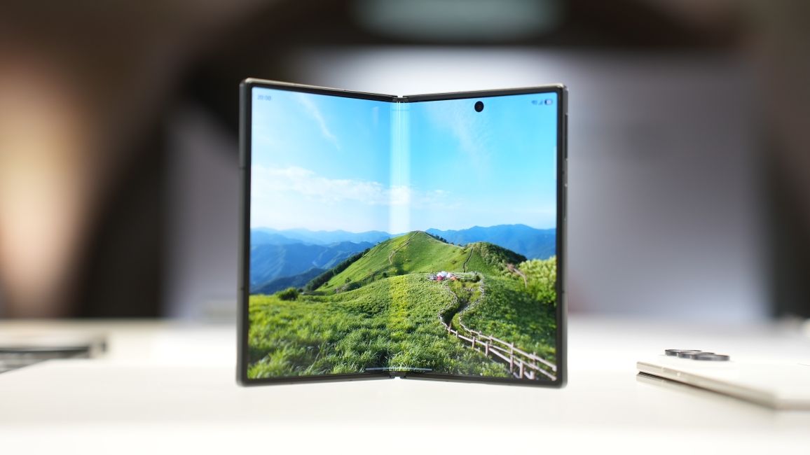 Samsung Galaxy Z Fold 8 display from the front Samsung Galaxy Z Fold 8 display from the front