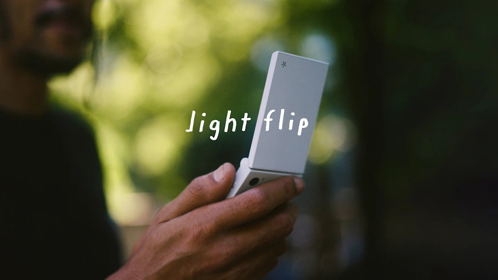 Light Flip Unveiled as a Minimalist 5G Flip Phone to Curb Smartphone Addiction thumbnail
