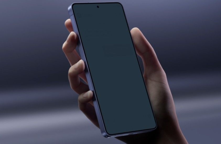 Samsung Galaxy S26 Ultra with privacy display in action