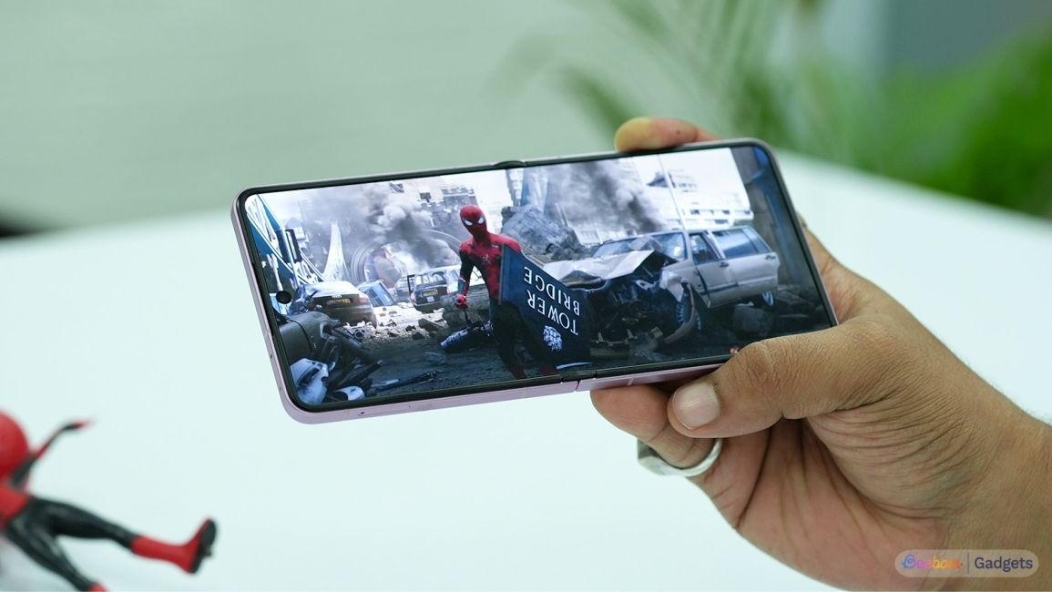 Samsung Galaxy Z Flip 8 display playing Spiderman Far From Home Samsung Galaxy Z Flip 8 display playing Spiderman Far From Home