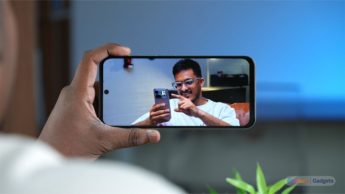 Watching YouTube Video on the OnePlus N6 display Watching YouTube Video on the OnePlus N6 display