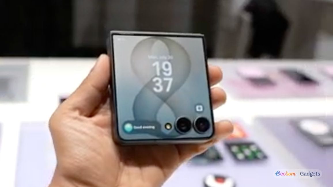 Shot of the cover display of the Samsung Galaxy Z Flip 8 