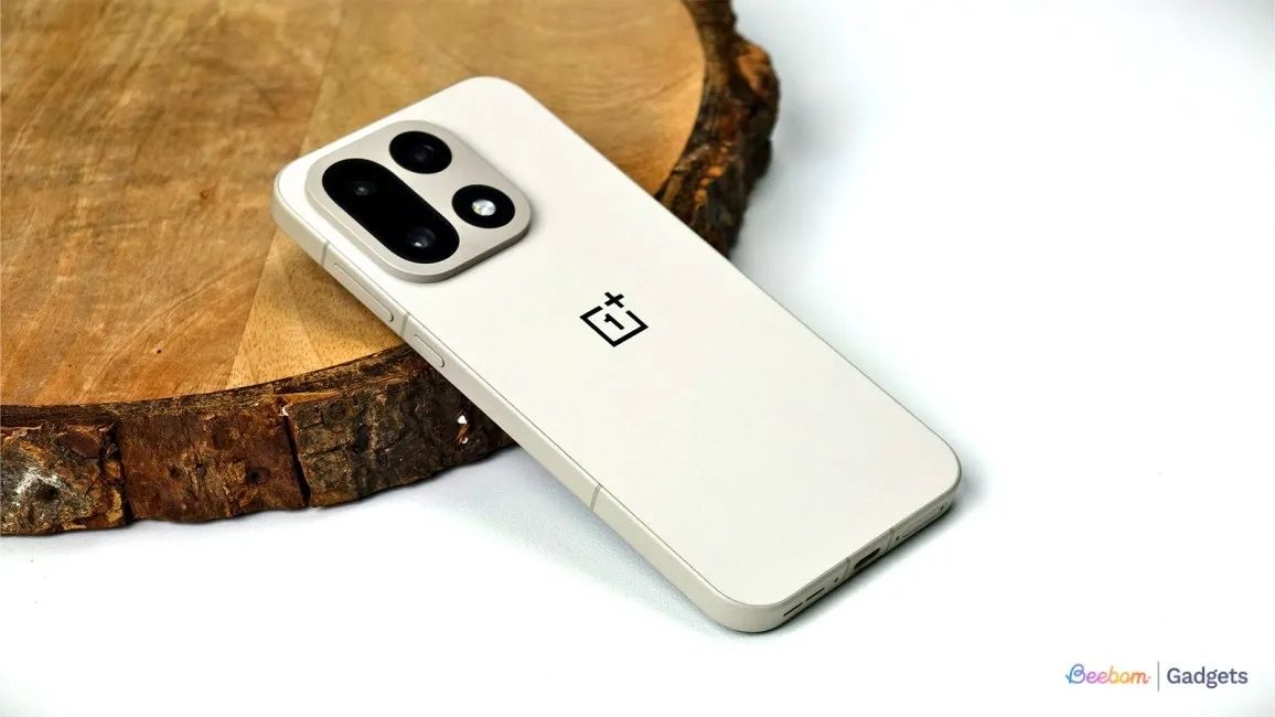 oneplus 15 put on a wooden coaster oneplus 15 put on a wooden coaster