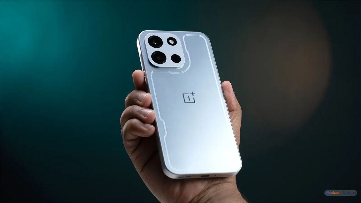 oneplus nord 6 in user's hand oneplus nord 6 in user's hand