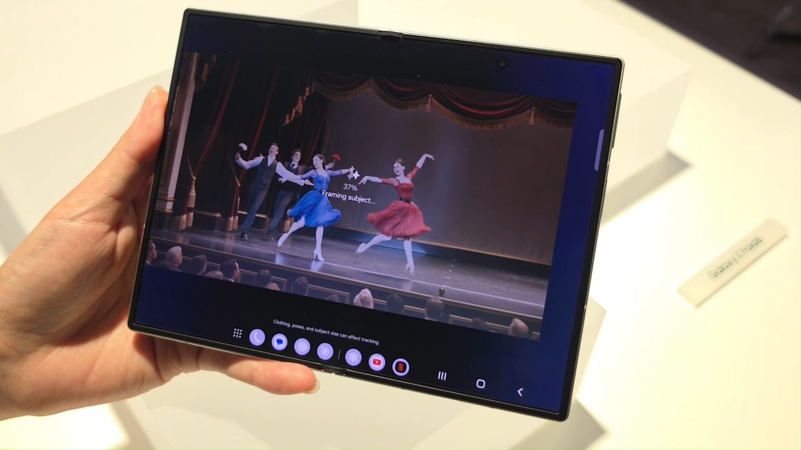 Galaxy AI My FanCam feature at work analysing a scene and its subjects