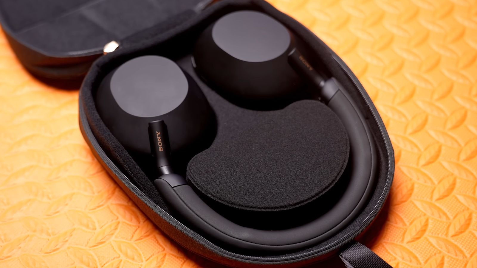Sony WH-1000XM6 design showcased while in case Sony WH-1000XM6 design showcased while in case