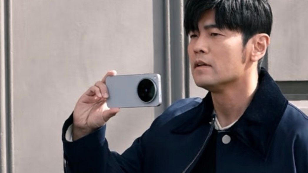 Jay Chou holding a Vivo X500 Pro smartphone in the wild Jay Chou holding a Vivo X500 Pro smartphone in the wild