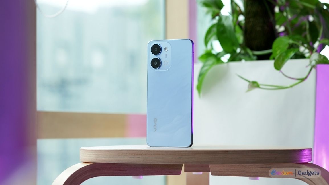 Design of the Vivo T5 Lite 5G from the back on a wooden stool Design of the Vivo T5 Lite 5G from the back on a wooden stool