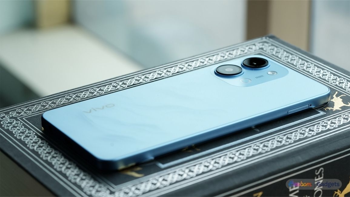 Design of the Vivo T5 Lite 5G shown from the back on top of a book Design of the Vivo T5 Lite 5G shown from the back on top of a book