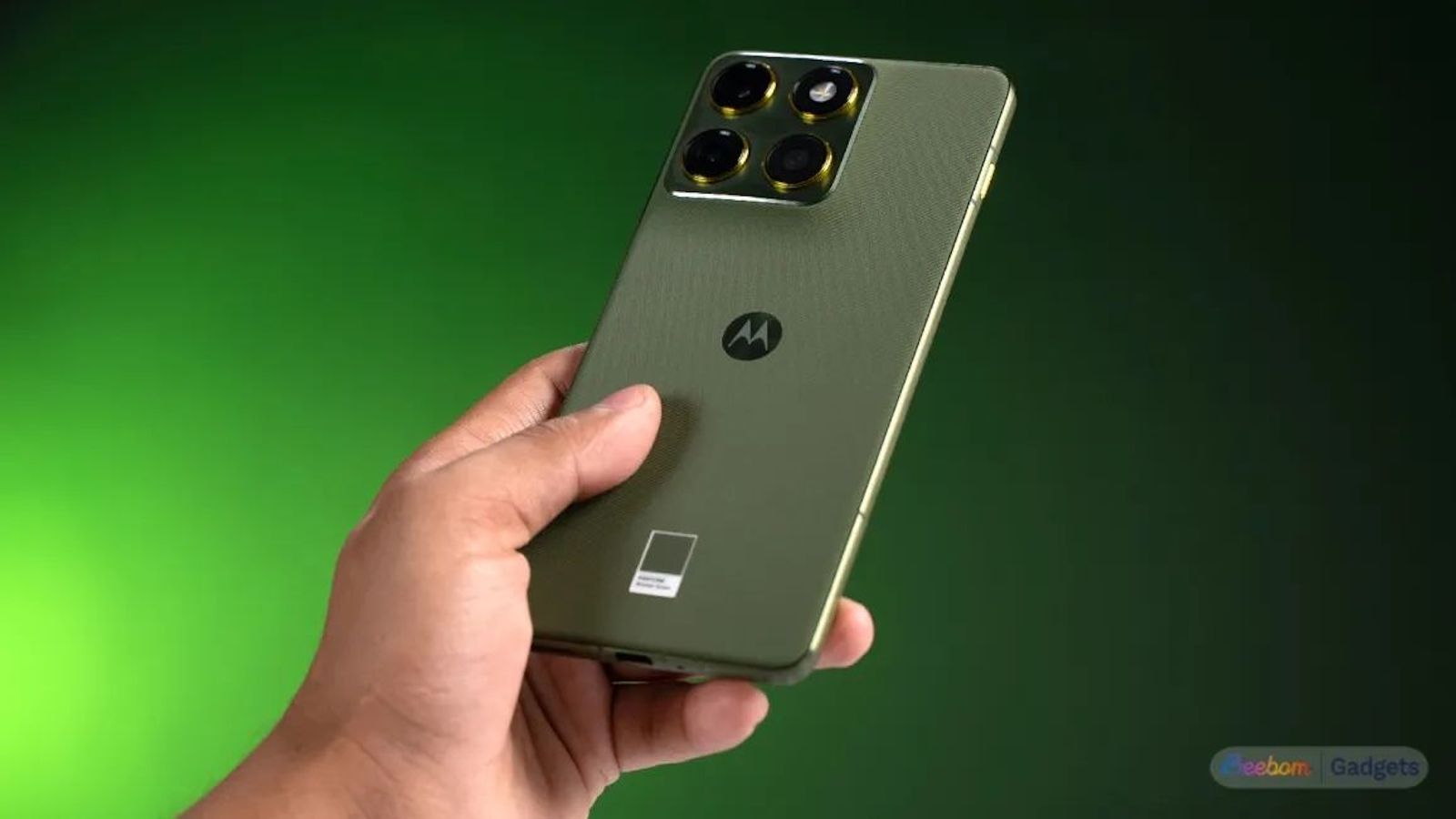 Motorola Edge 70 green back design showcased while in hand Motorola Edge 70 green back design showcased while in hand
