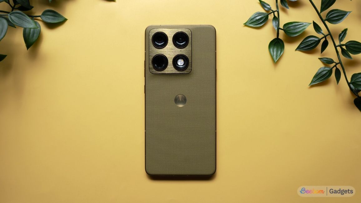 Motorola Signature smartphone from the back in green colourway Motorola Signature smartphone from the back in green colourway