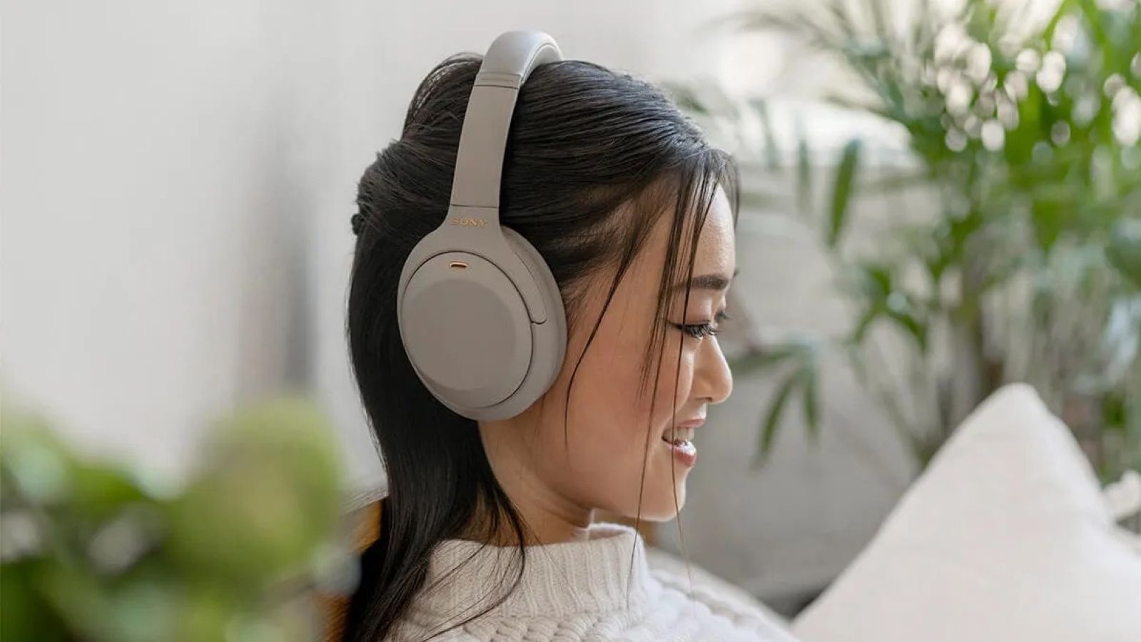 Sony WH-1000XM4 headphones in silver Sony WH-1000XM4 headphones in silver