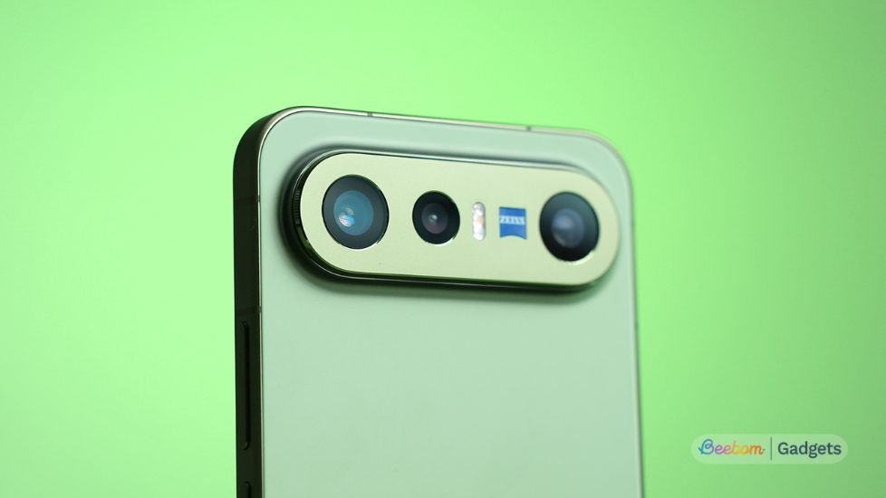 Vivo X300 FE closeup of cameras