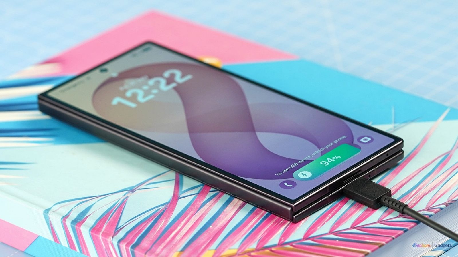 Galaxy Z Fold 8 Ultra charging and charging animation showcased on the cover screen