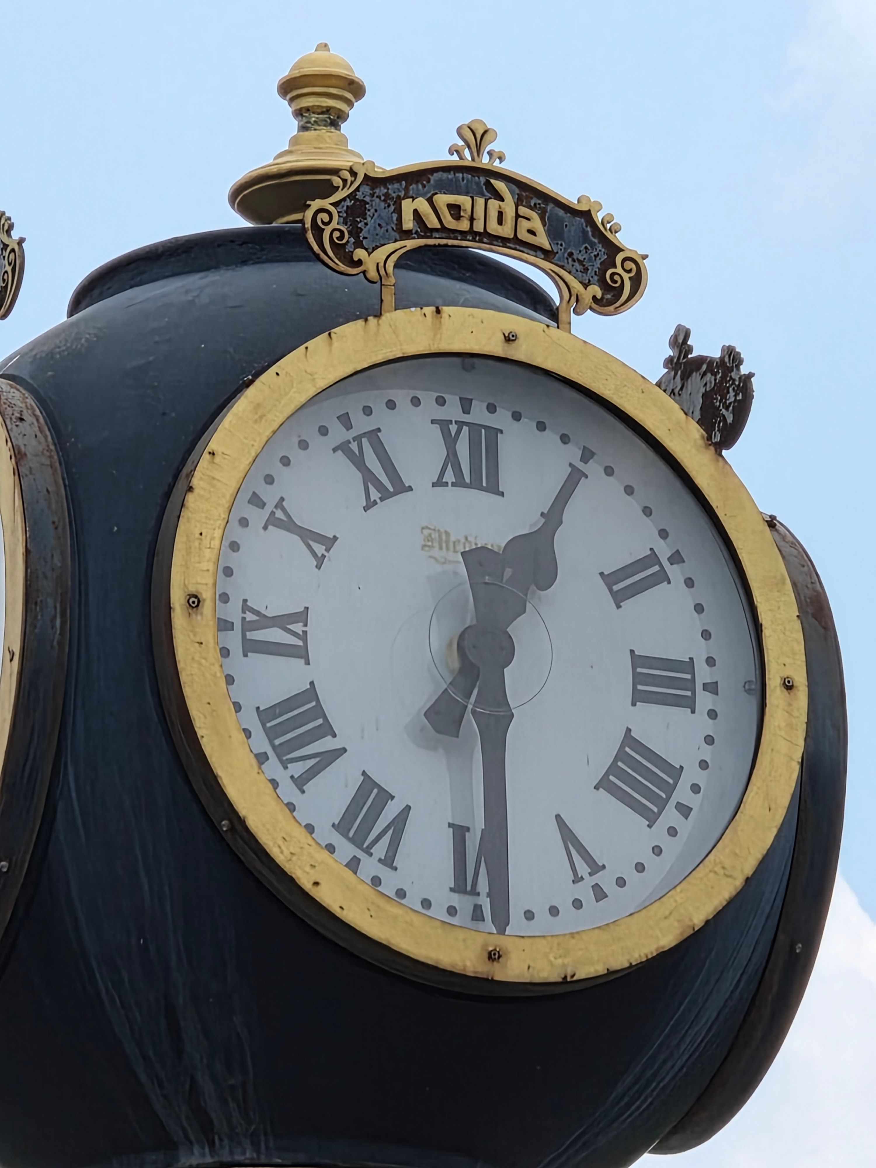 Galaxy Z Fold 8 Ultra Noida street clock telephoto shot day time
