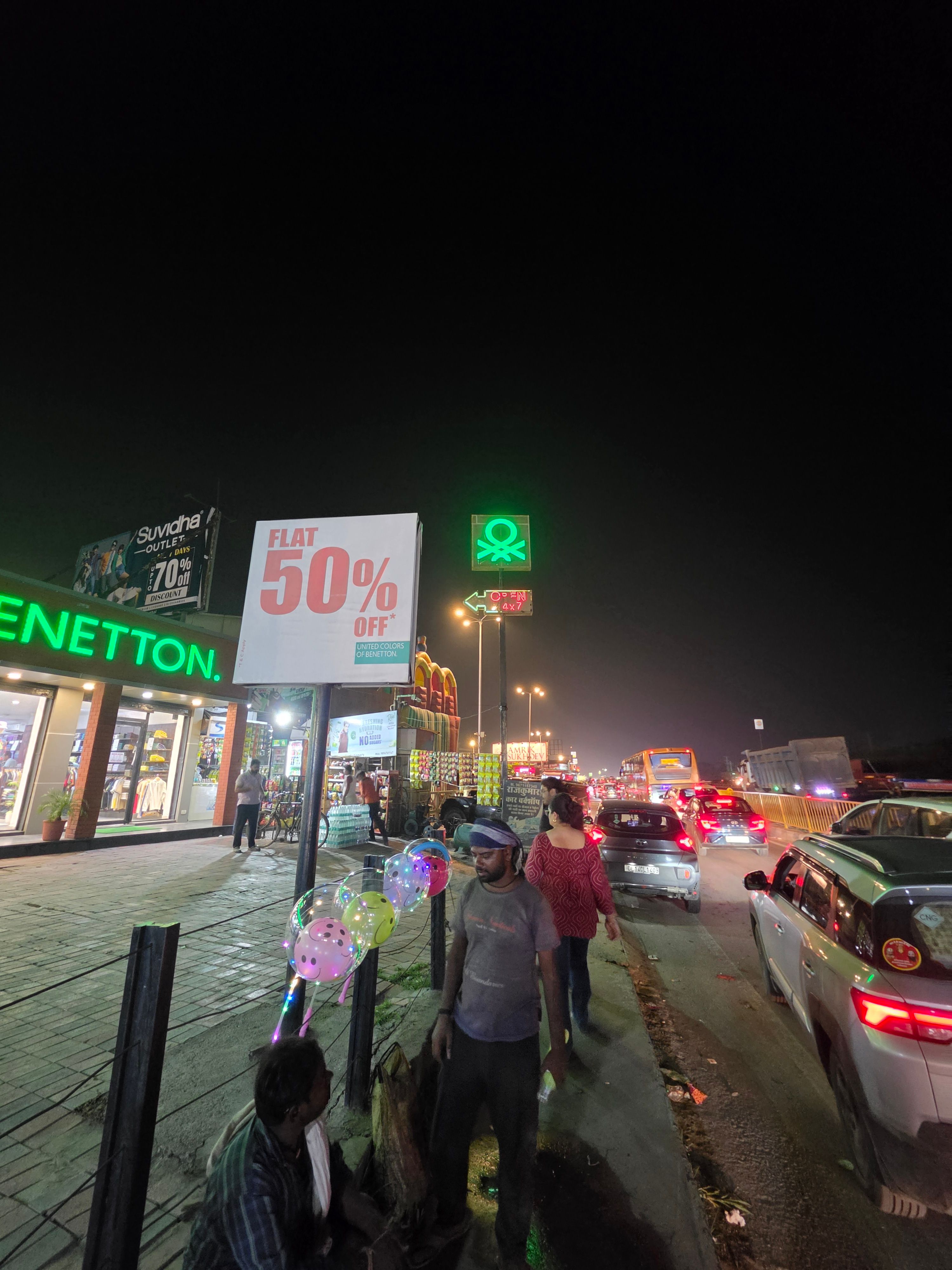 Galaxy Z Fold 8 Ultra ultra wide night time shot of Delhi street and lights