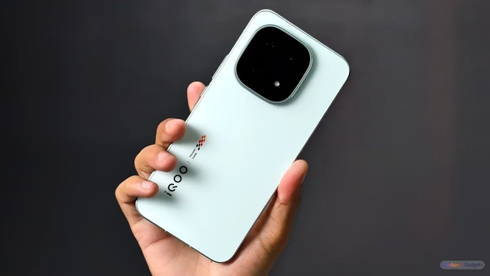 iqoo 15 in hand and back side design and camera module visible iqoo 15 in hand and back side design and camera module visible