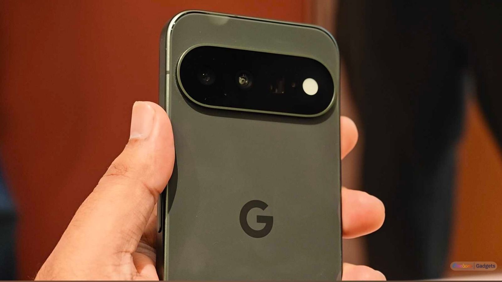 Pixel 11 Pro Obsidian in hand