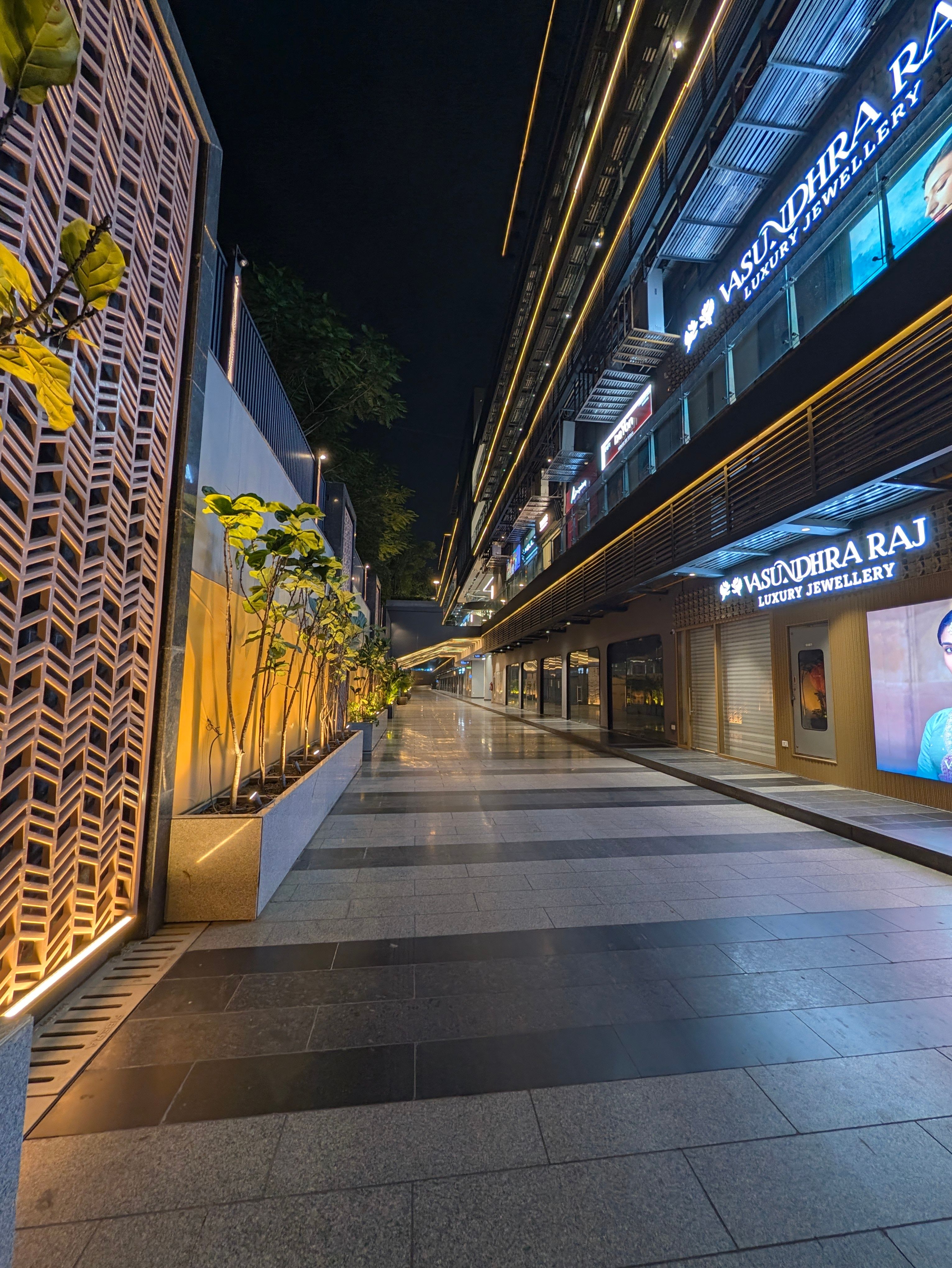 Pixel 11 Pro XL mall lighting night shot ultrawide