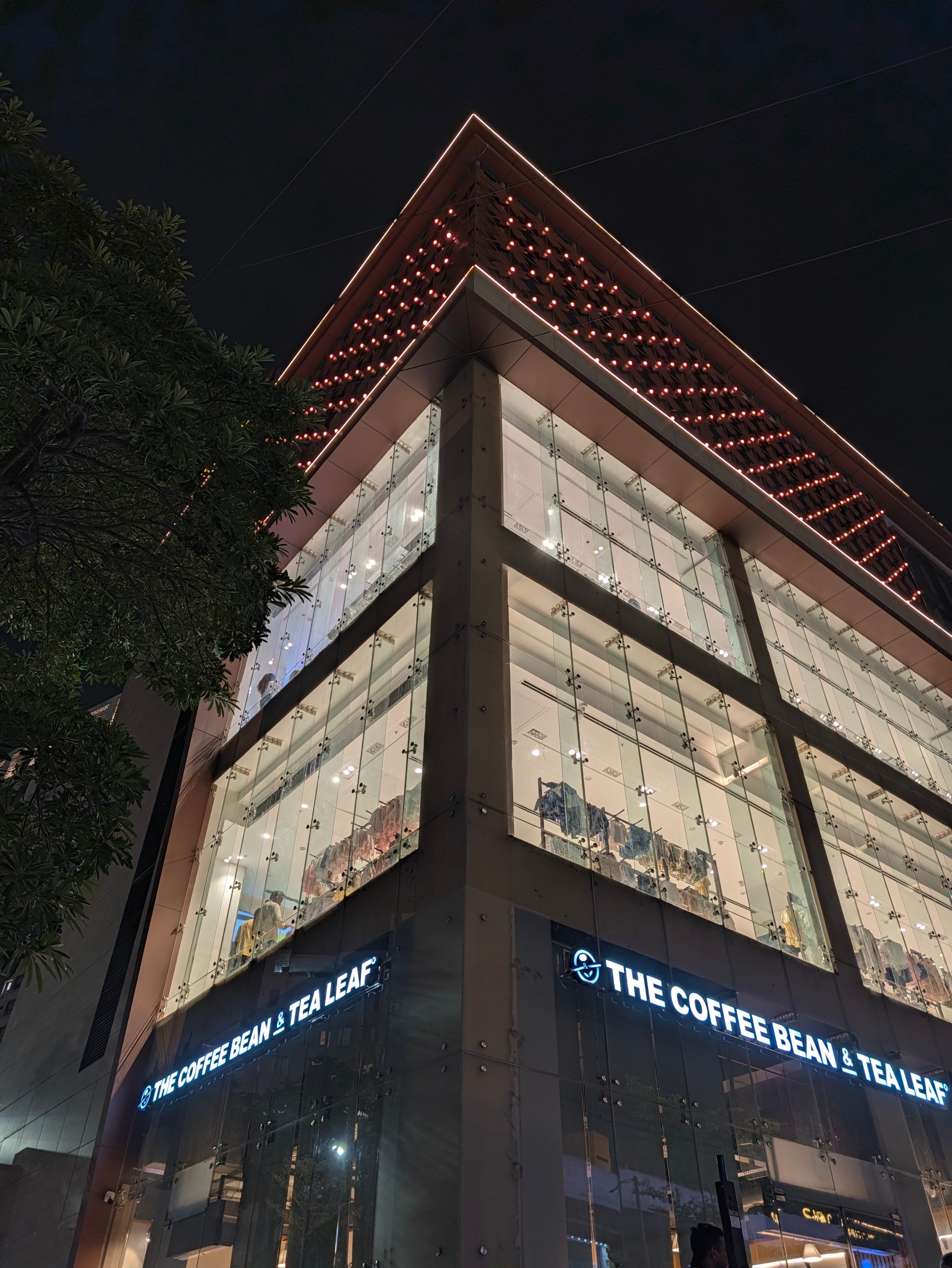 Pixel 11 Pro XL mall night shot main