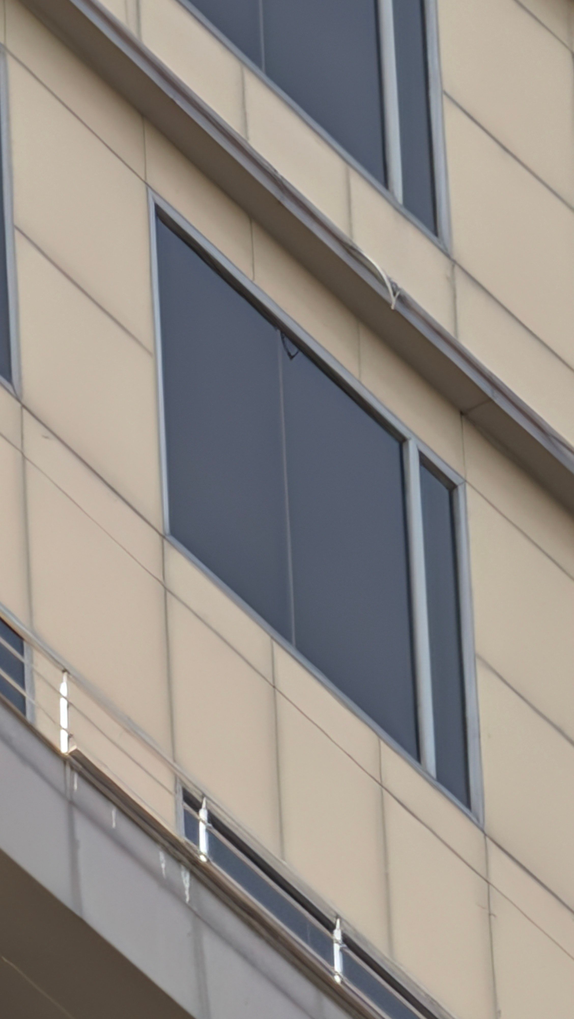 Pixel 11 mall window super zoom Pixel 11 mall window super zoom