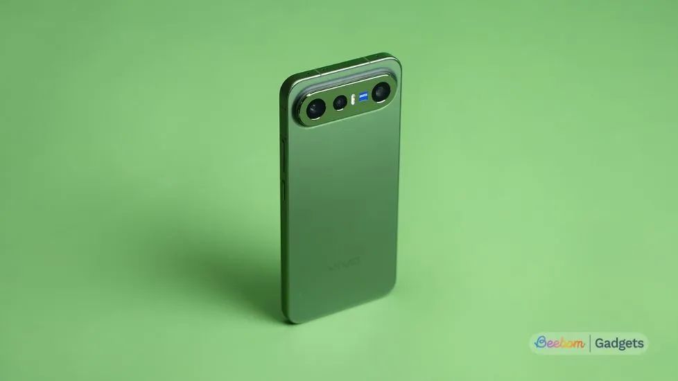 Vivo X300 FE green back design showcased