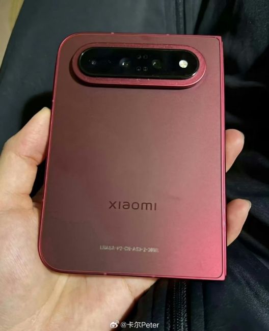 Xiaomi 18 Fold in crimson read in hand from the back Xiaomi 18 Fold in crimson read in hand from the back