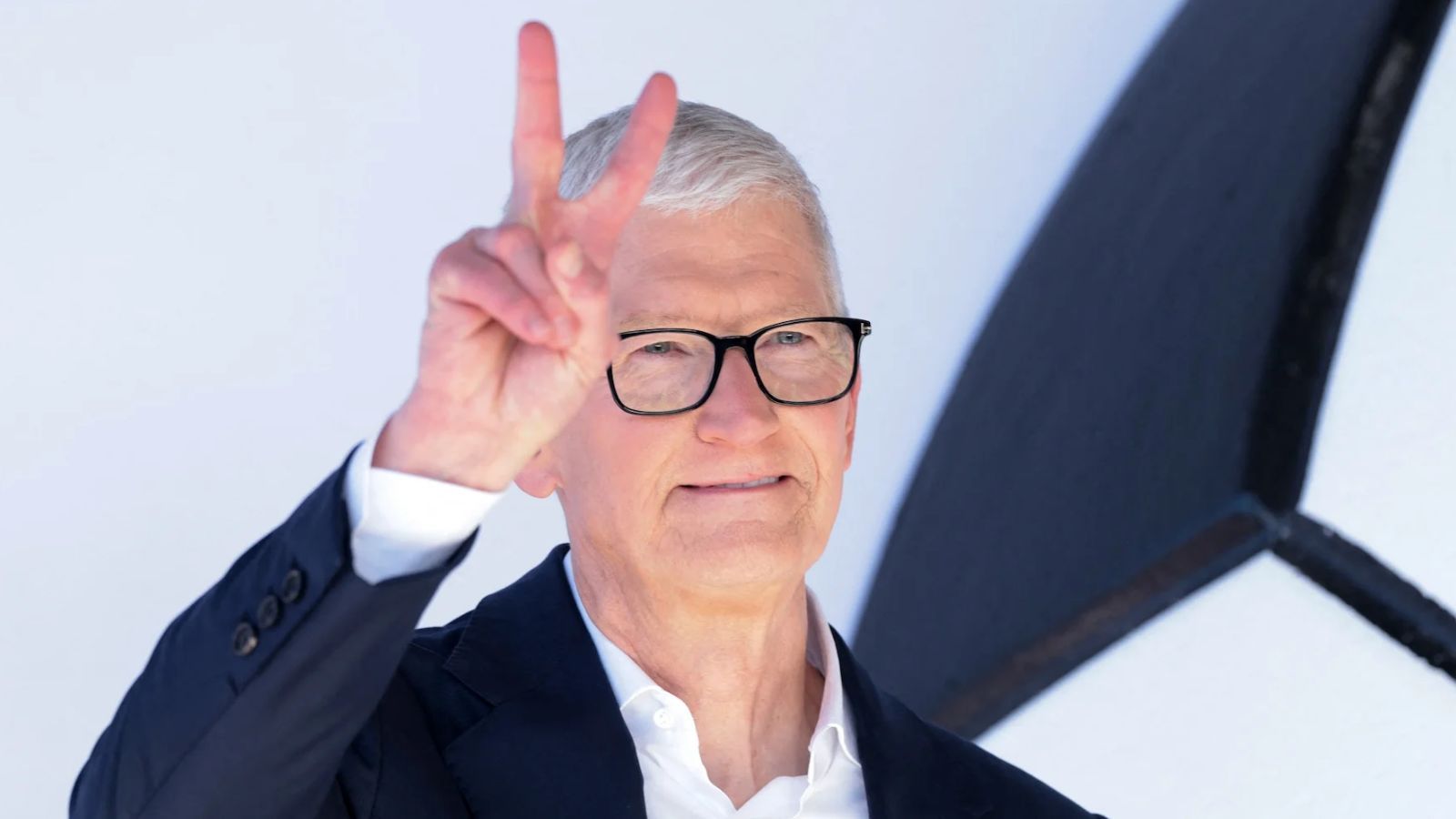 Here's How Tim Cook Helped Turn Apple’s First Foldable iPhone Ultra into Reality thumbnail Here's How Tim Cook Helped Turn Apple’s First Foldable iPhone Ultra into Reality thumbnail