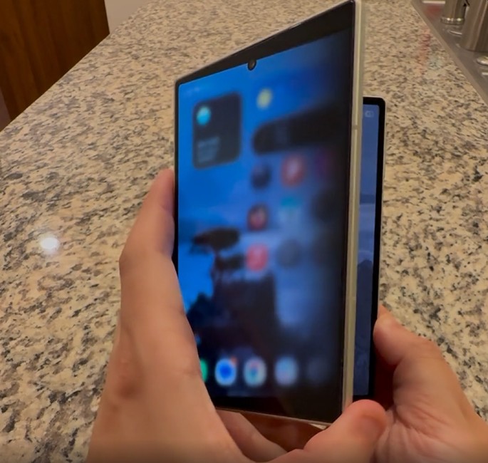 iPhone Duo animation on Z Fold 8 cover screen