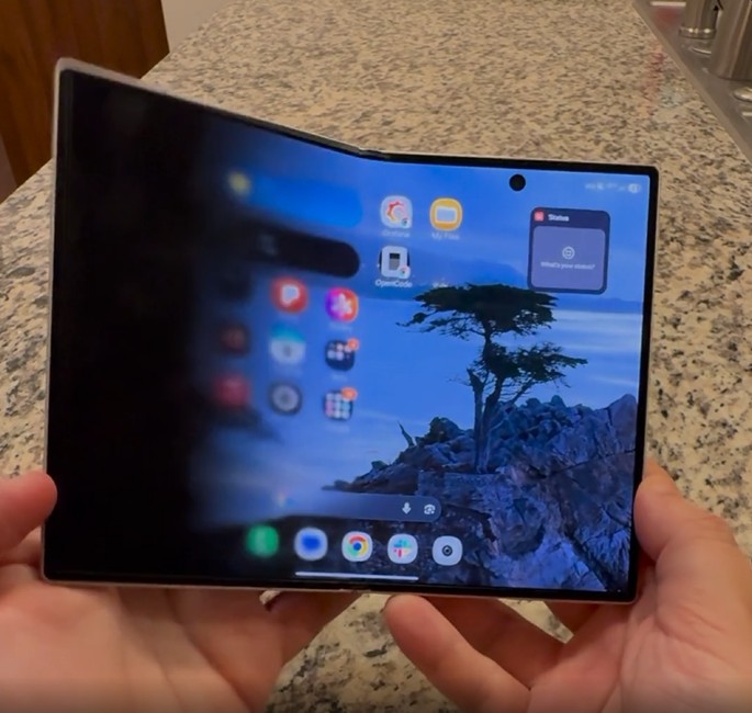 iPhone Duo animation on Z Fold 8 when opening